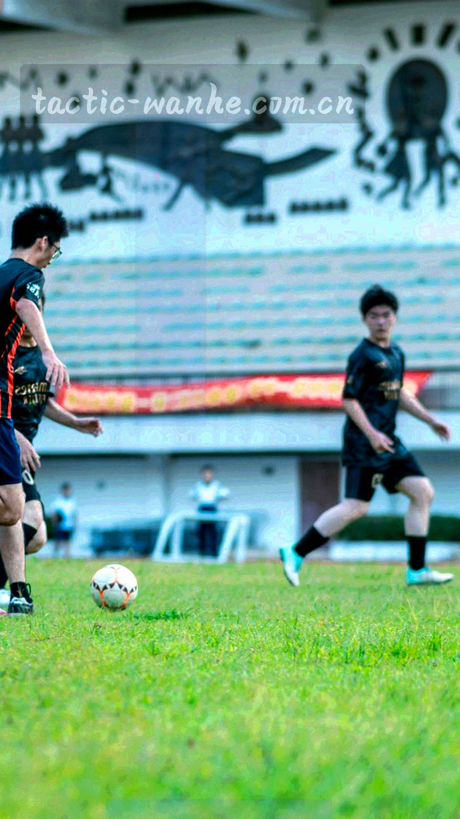 万合足球手机端 v3.2 首页与订阅方案界面截图并列
